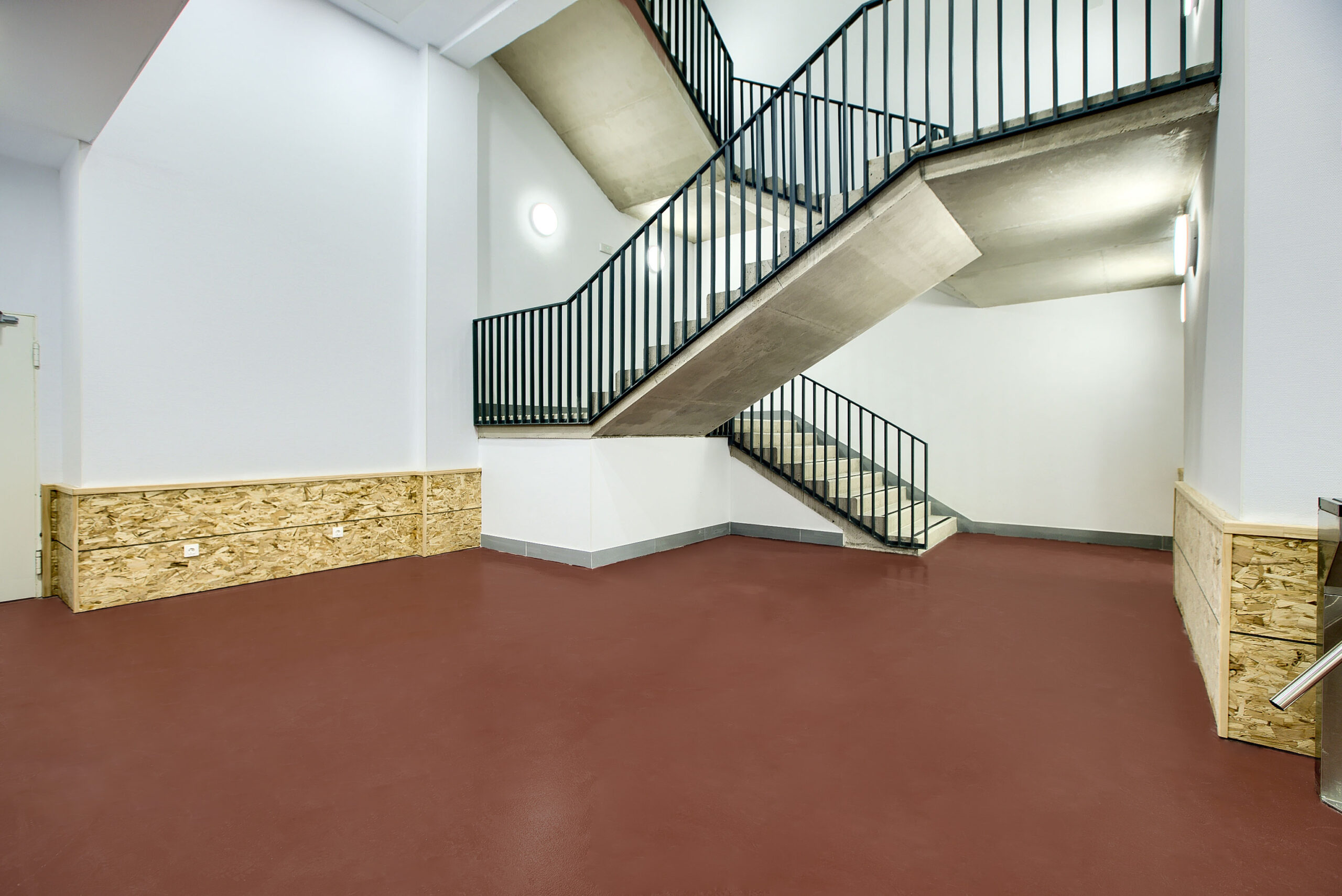 Pasillo y escalera del centro deportivo de la facultad de INEF de la UPM