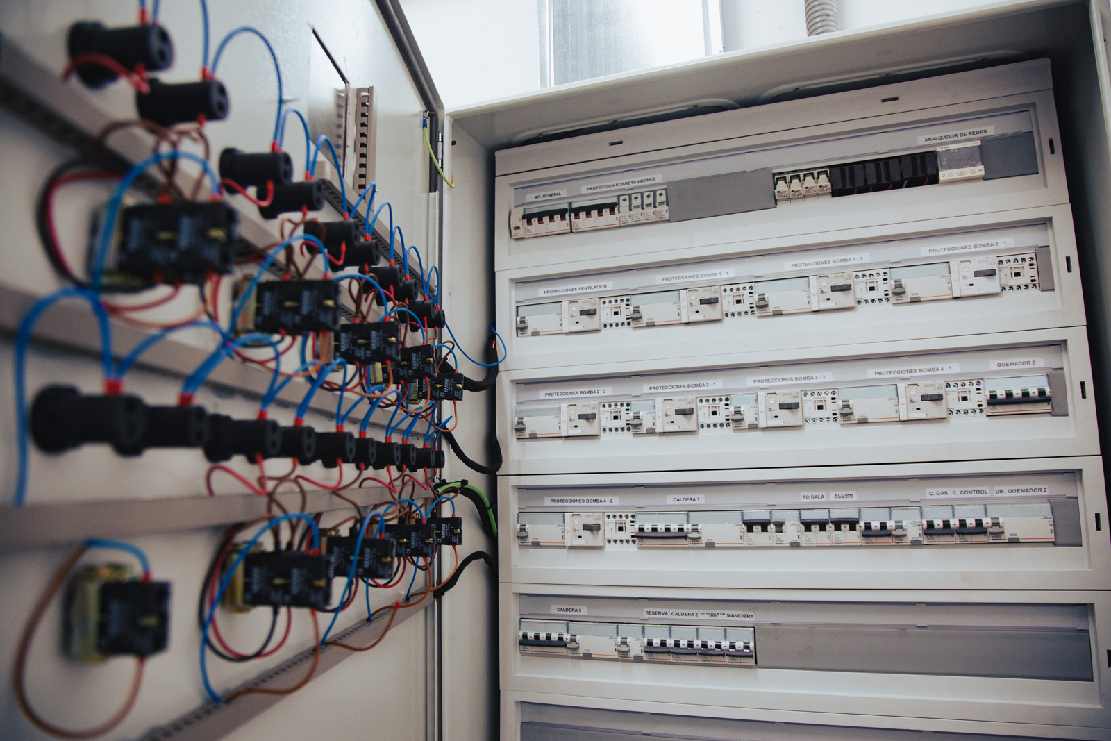 Cuadro eléctrico de la sala de calderas y climatización de la Facultad de Filosofía y Letras de la Universidad de Granada