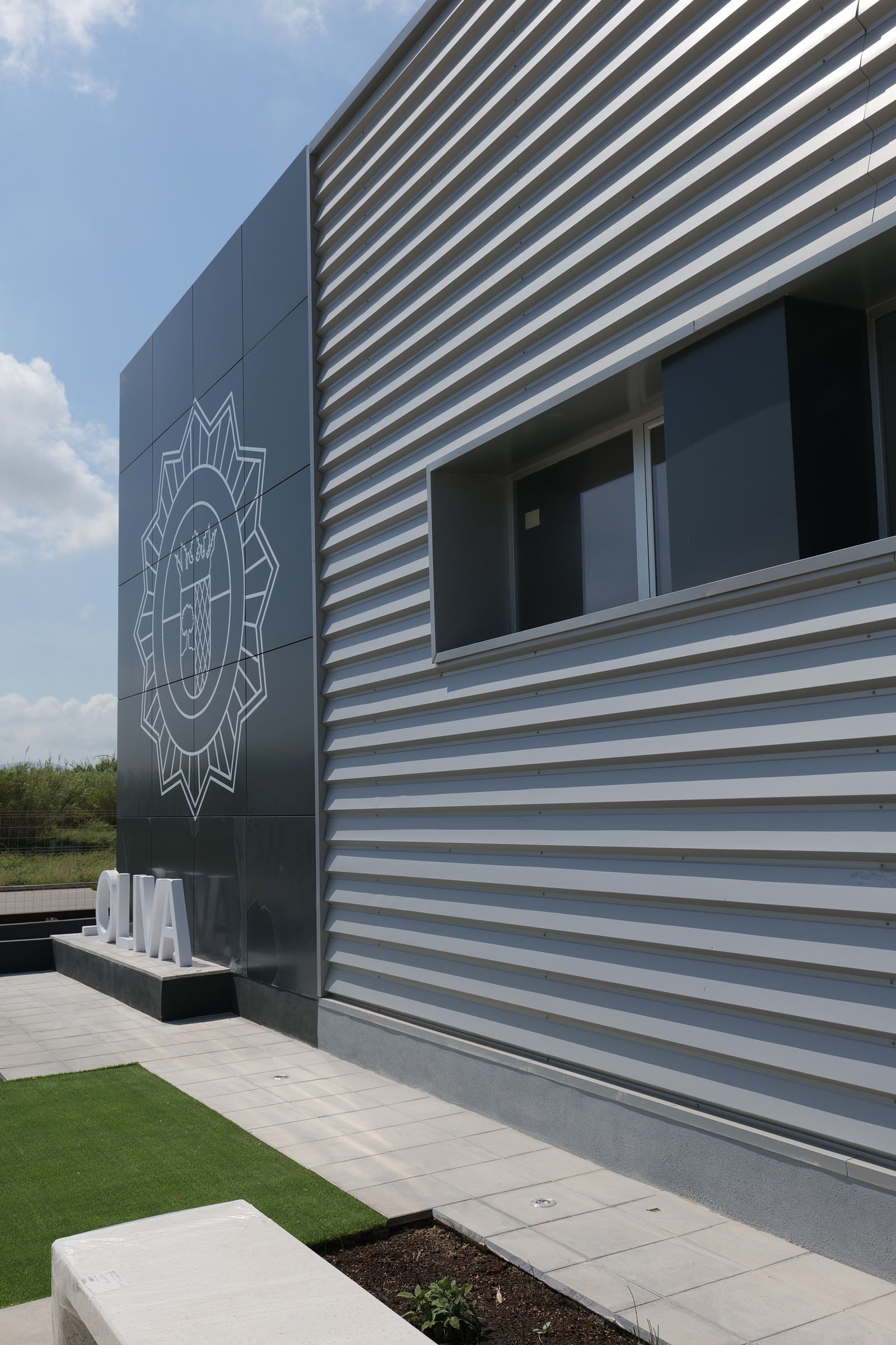 Fachada posterior de la Comisaría de la Policía Local de Oliva
