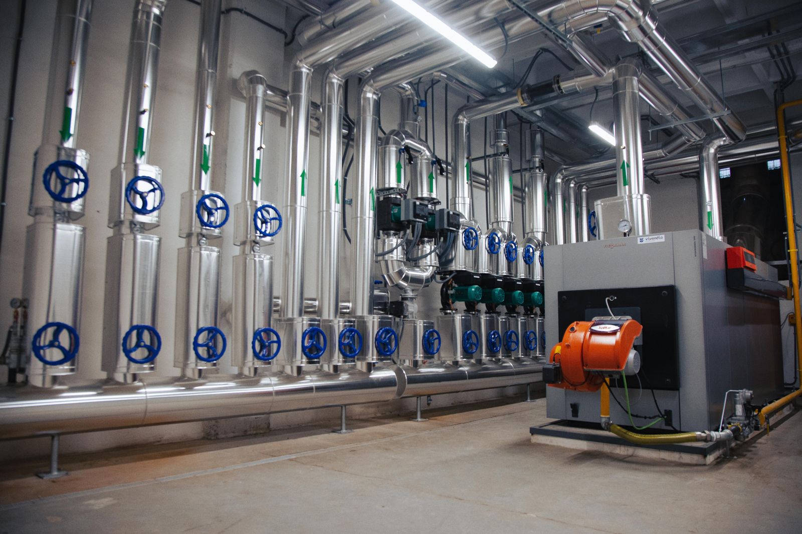 Vista general de la sala de calderas y climatización de la Facultad de Filosofía y Letras de la Universidad de Granada