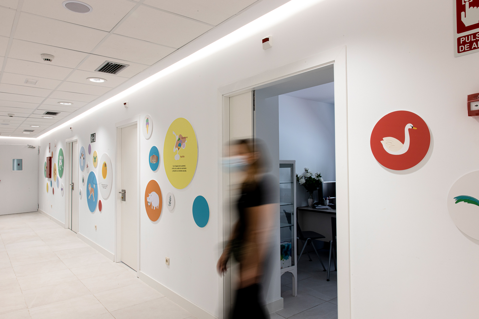 Persona caminando por el ala San Vicente del Hospital Universitario Niño Jesús de Madrid