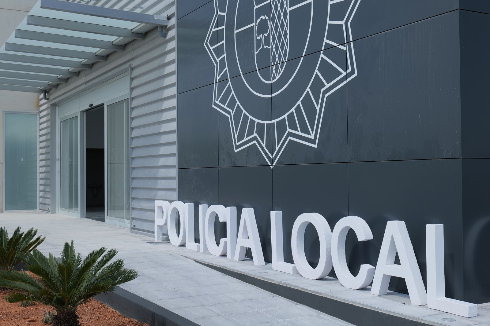 Puerta principal de la Comisaría de la Policía Local de Oliva