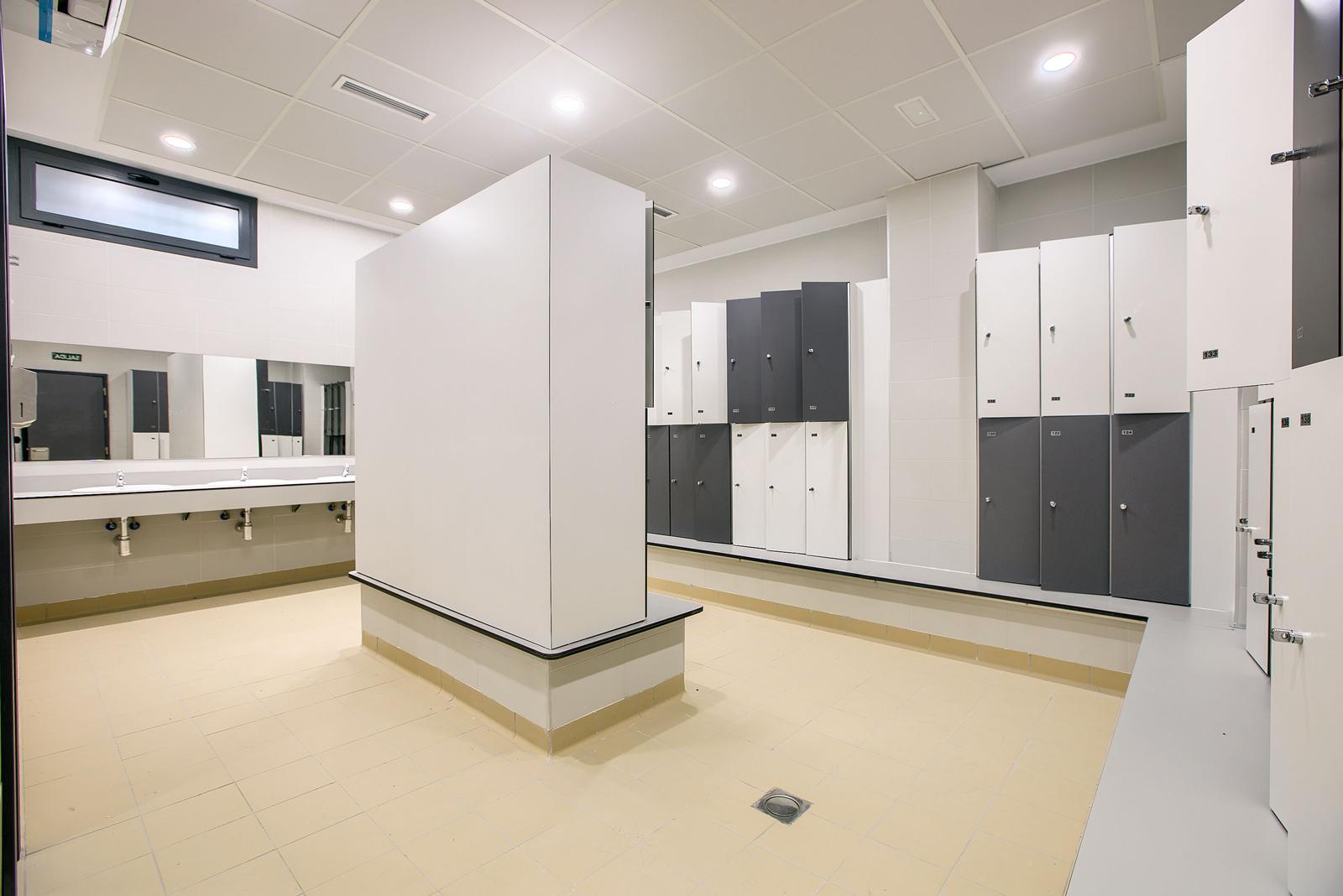 Vestuarios del Centro Deportivo de INEF de la UPM