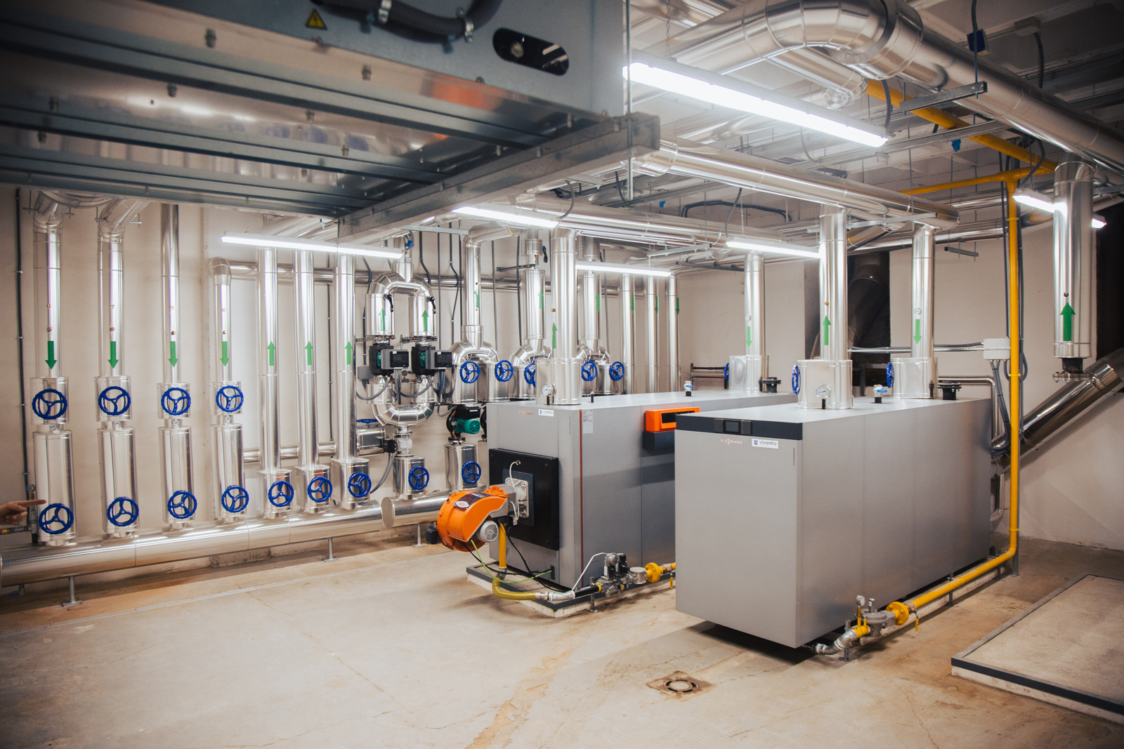 Vista general de la sala de calderas y climatización de la Facultad de Filosofía y Letras de la Universidad de Granada