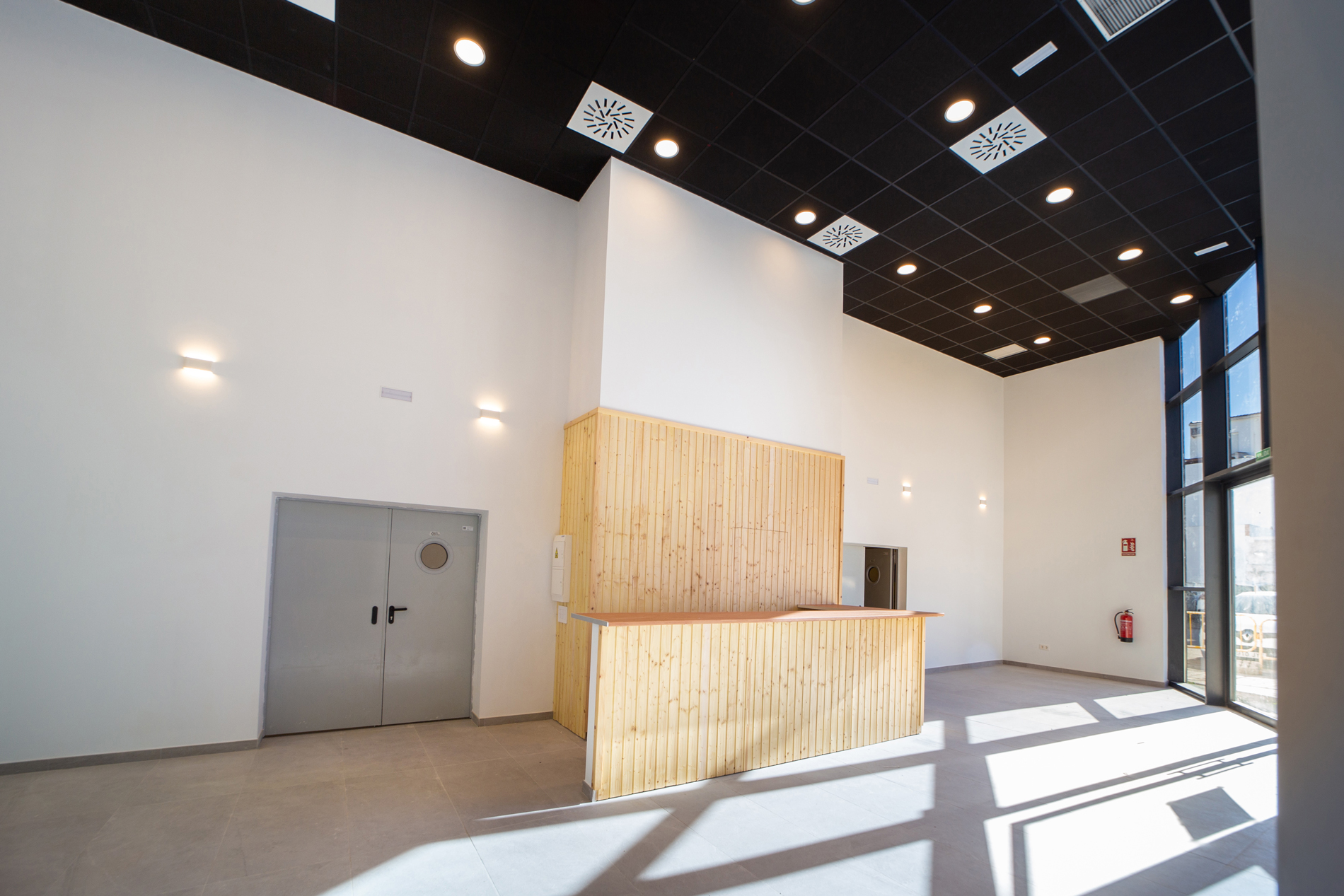 Entrada del Teatro-Salón de actos polivalentes de La Roda de Andalucía