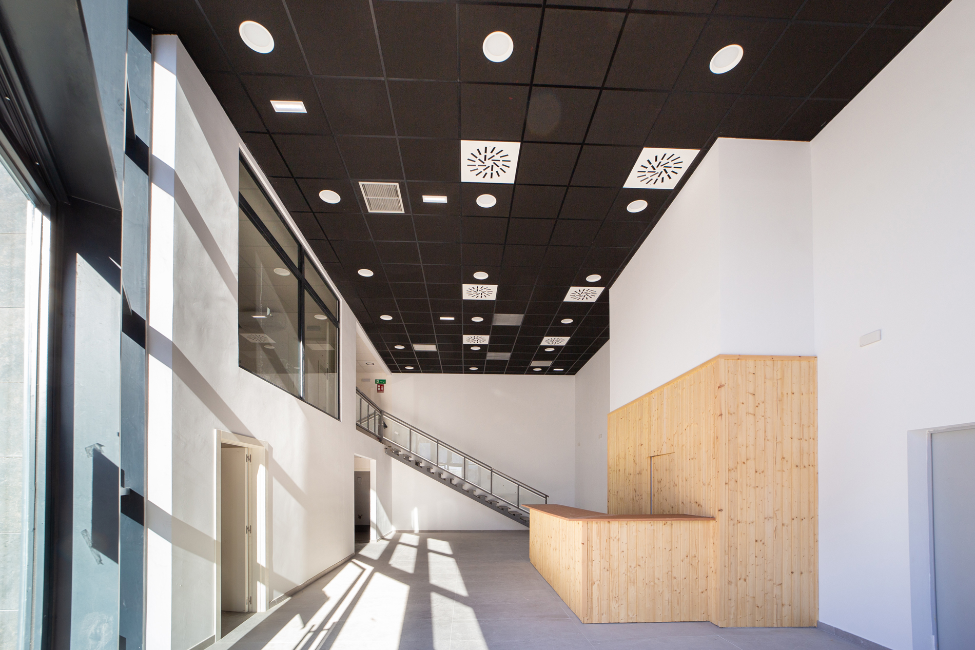 Vista de la entrada del Teatro-Salón de actos polivalentes de La Roda de Andalucía