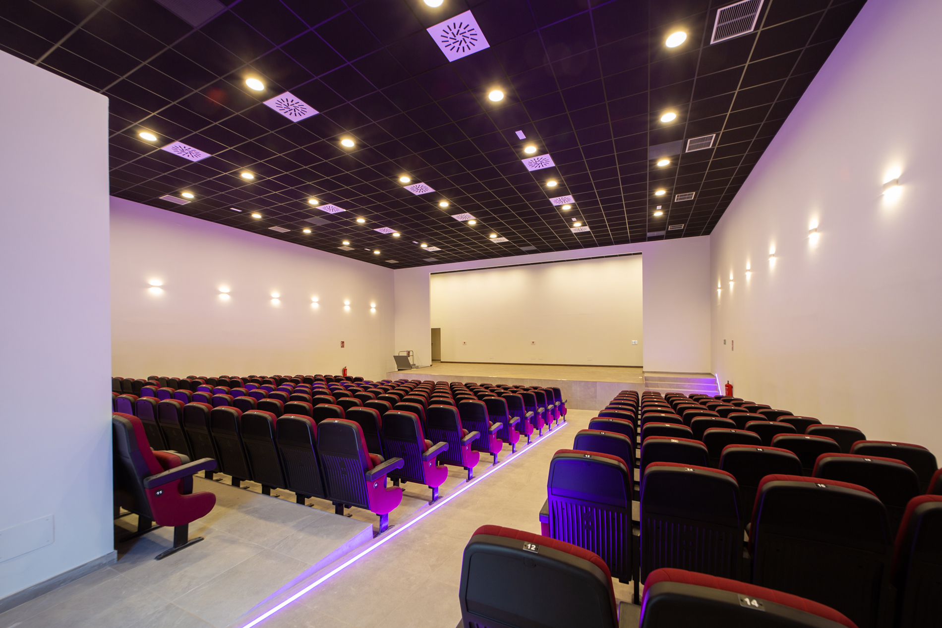 Escenario del Teatro-Salón de actos polivalentes de La Roda de Andalucía