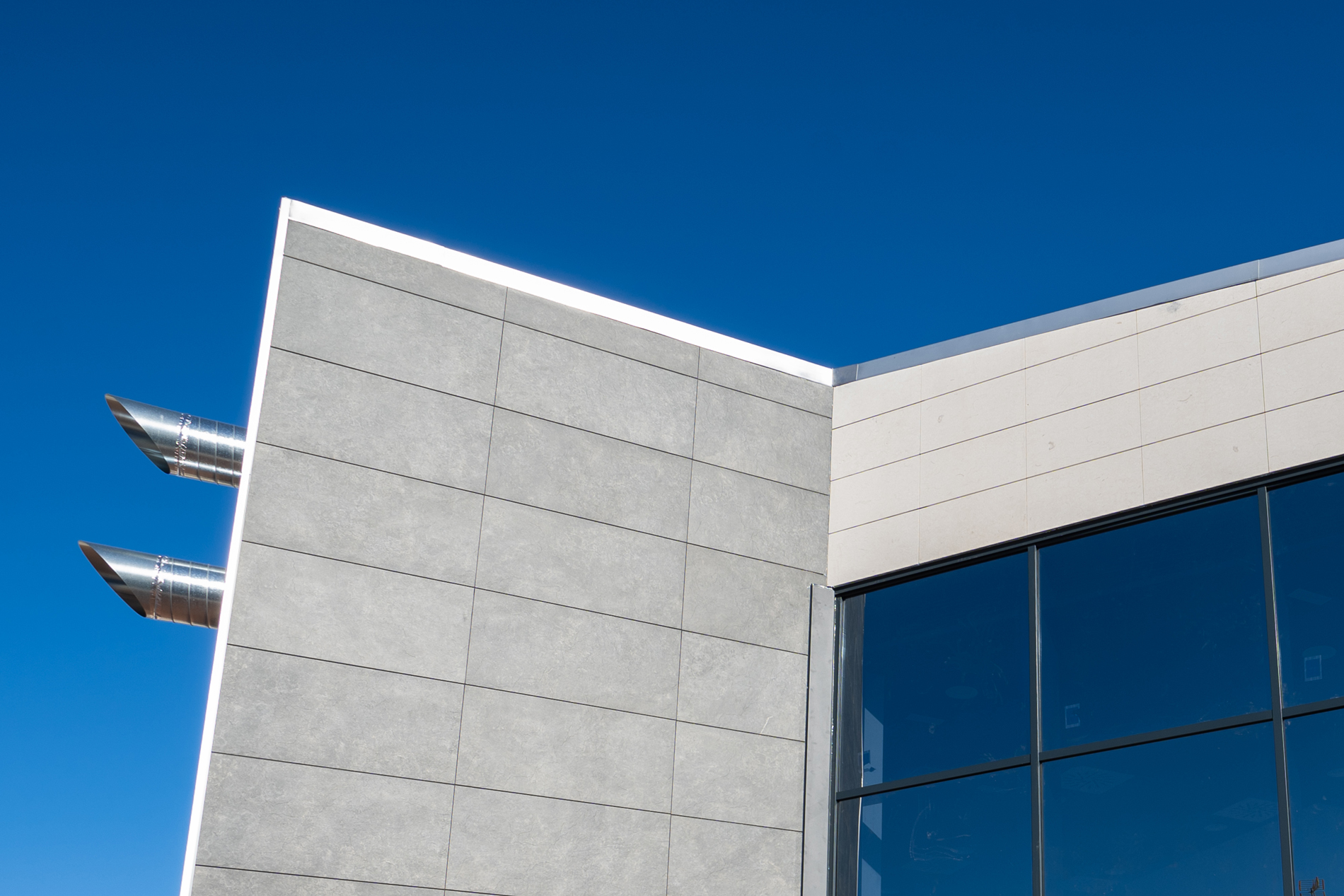 Fachada del Teatro-Salón de actos polivalentes de La Roda de Andalucía