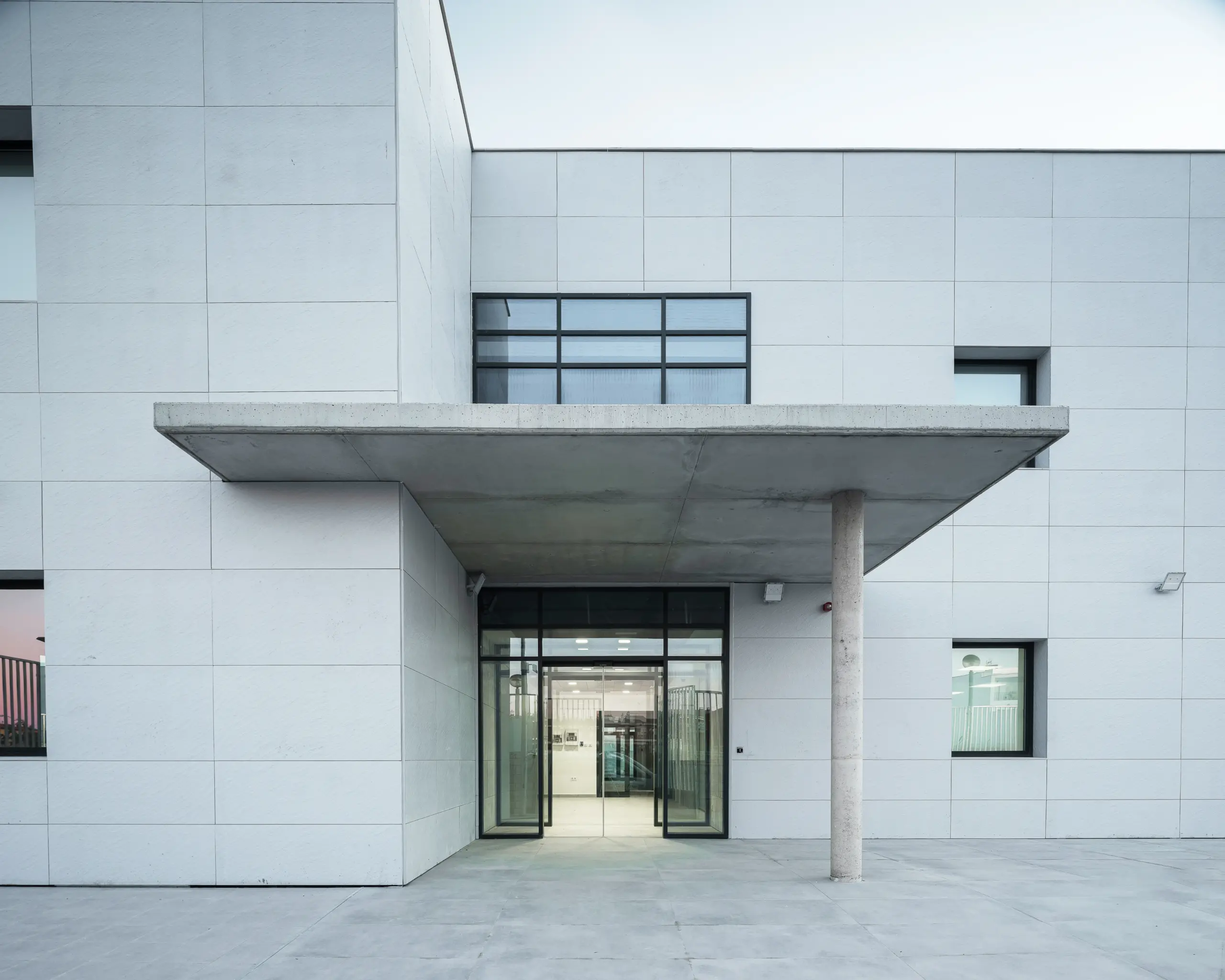 Entrada de la Comisaría de Policía Nacional de Almendralejo