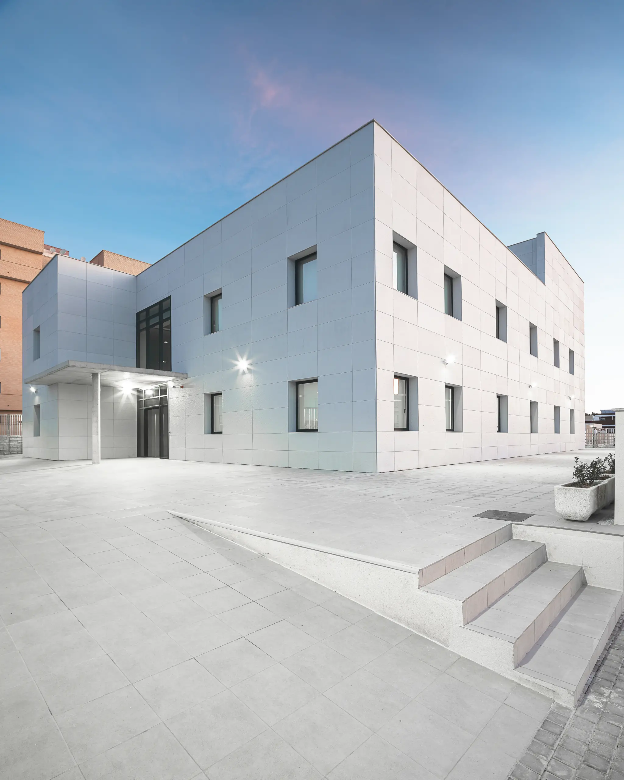 Fachada lateral de la Comisaría de Policía Nacional de Almendralejo