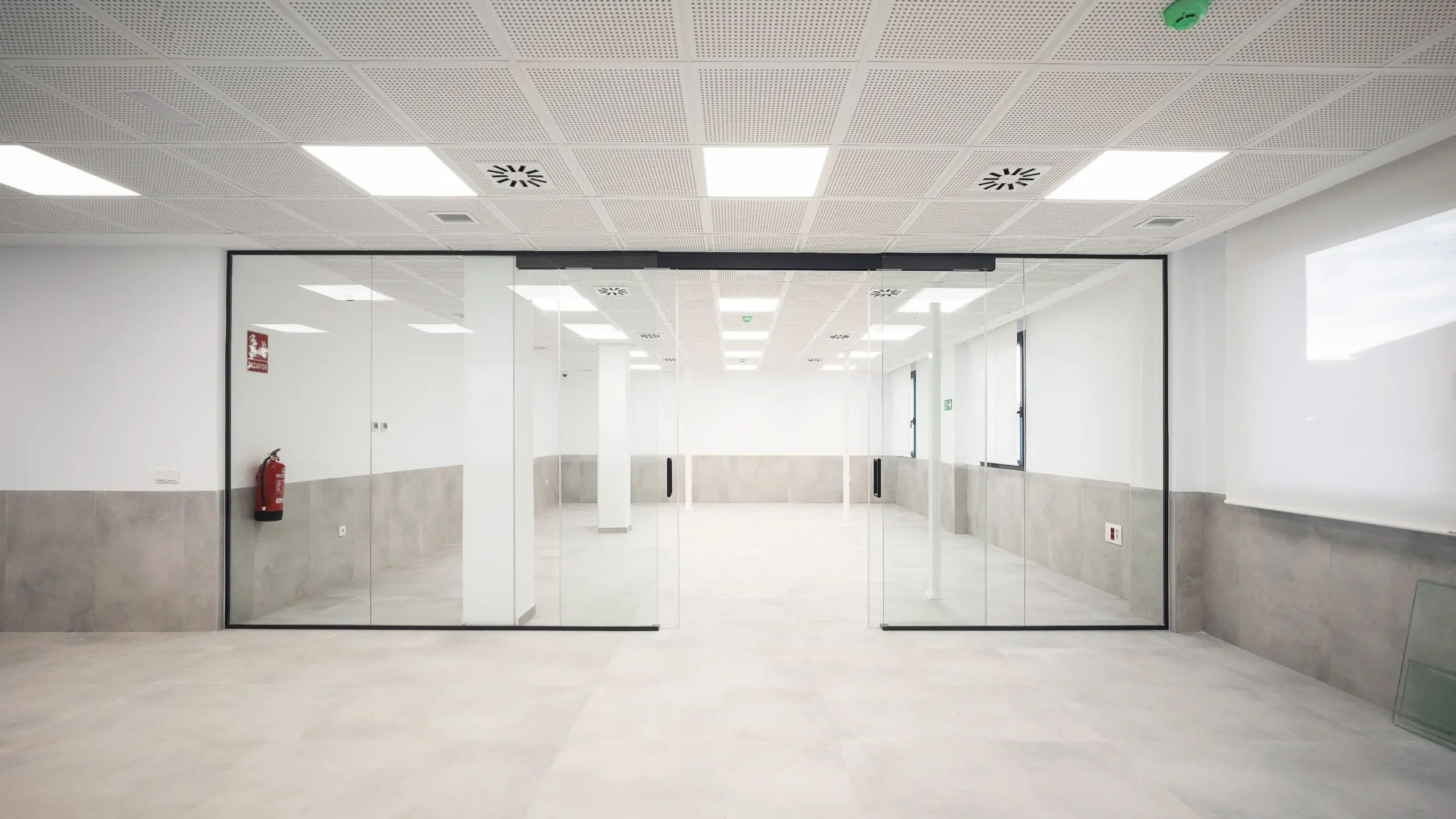 Sala interior de la Comisaría de Policía Nacional de Almendralejo