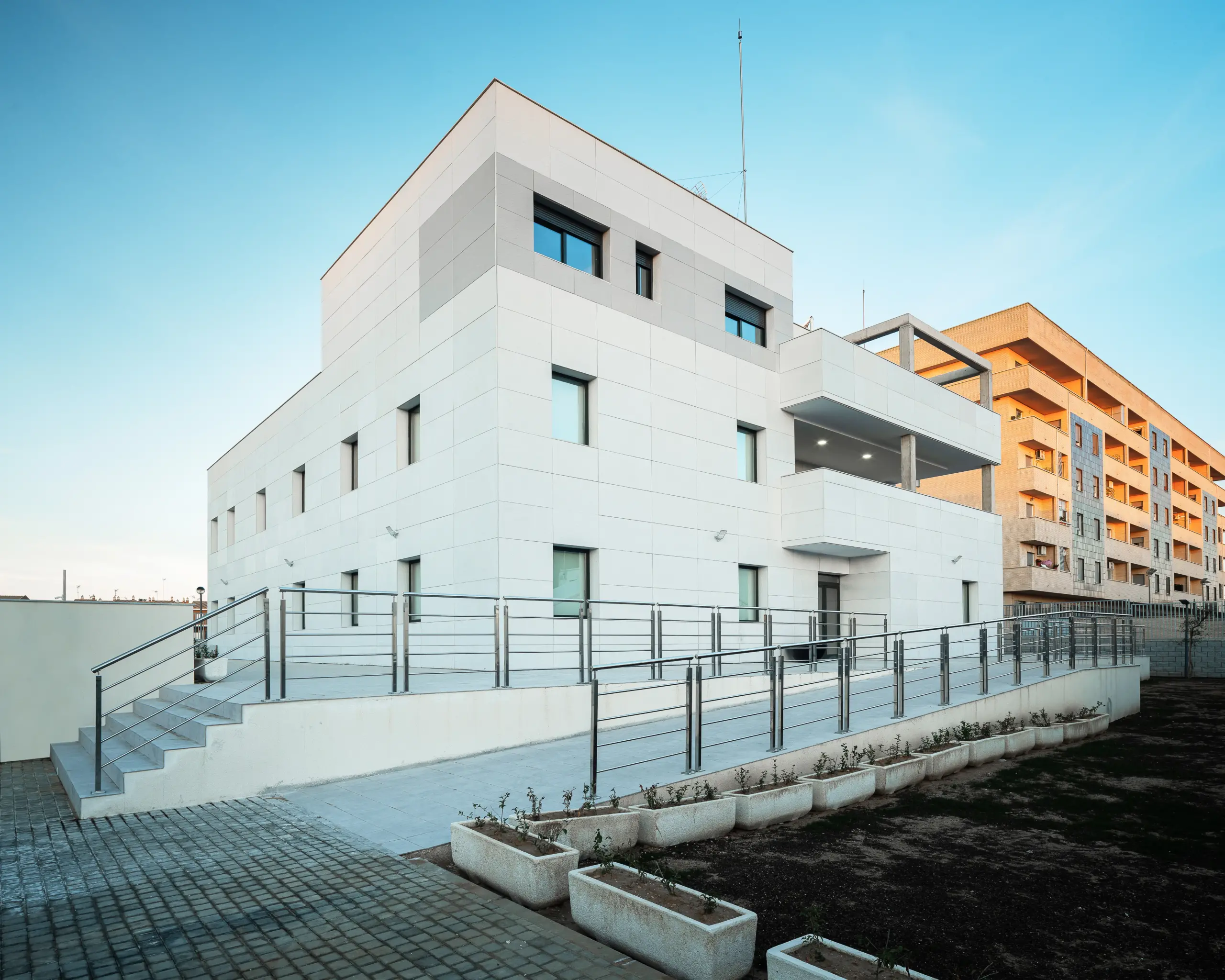 Otra vista lateral de la facahda de la Comisaría de Policía Nacional de Almendralejo