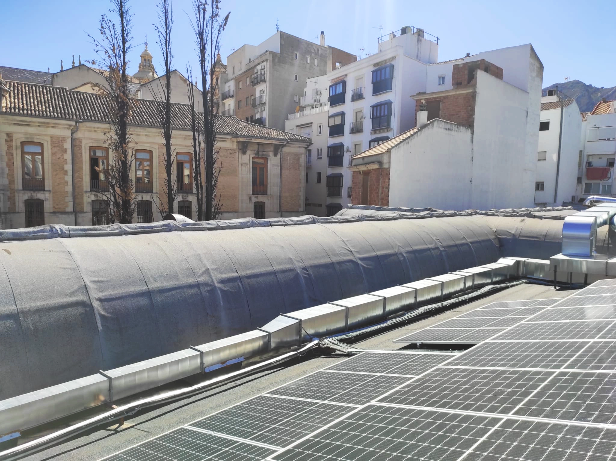 Instalación en la cubierta de la obra del Mercado de San Francisco de Jaén