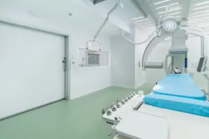 Sala de equipos biplanos instalados por Vivendio en el Hospital Puerta del Mar