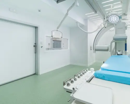 Sala de equipos biplanos instalados por Vivendio en el Hospital Puerta del Mar
