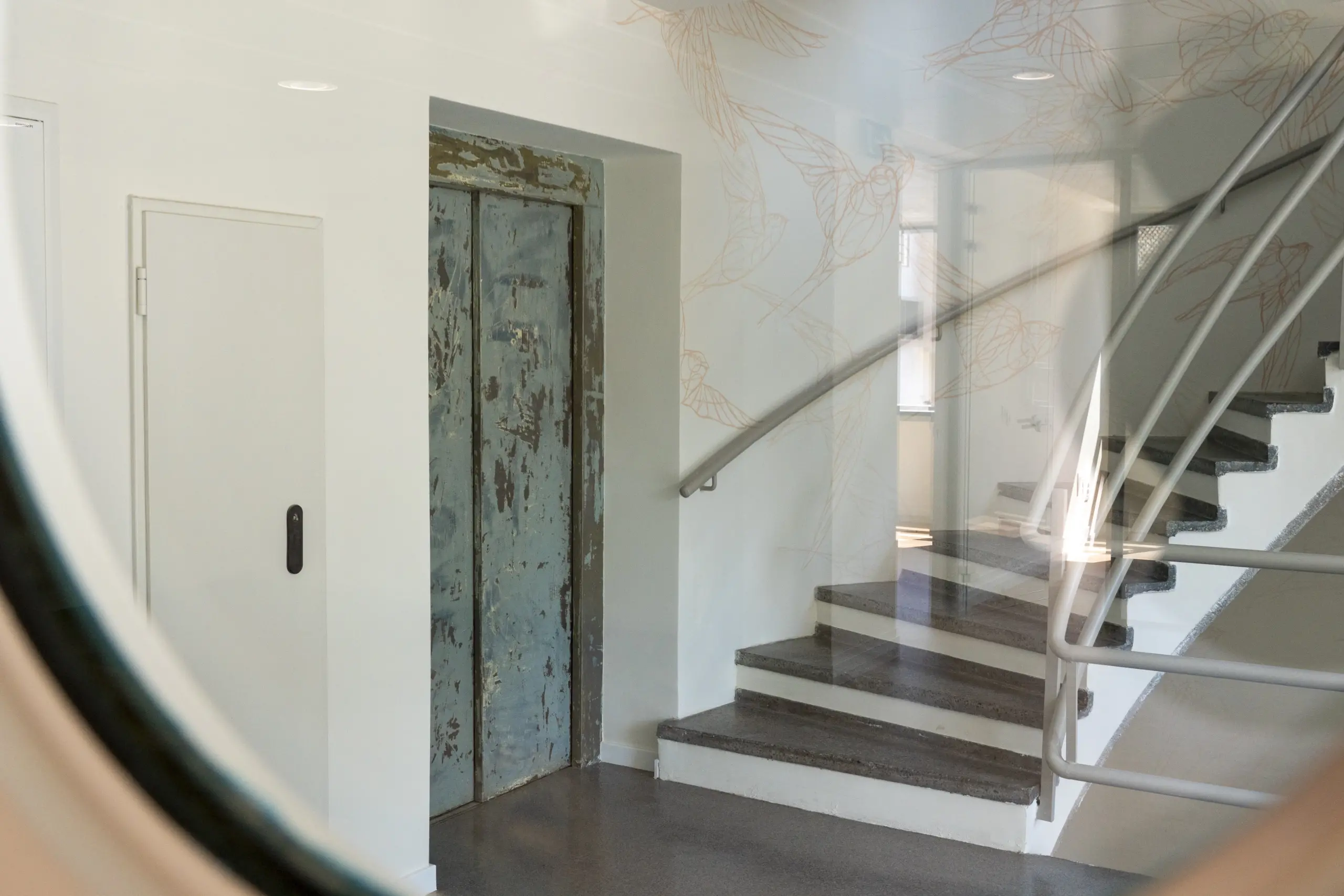 Escalera y ascensor perteneciente al edificio público del Ayuntamiento de Torrelodones donde Vivendio Grupo Aconser ha realizado la rehabilitación