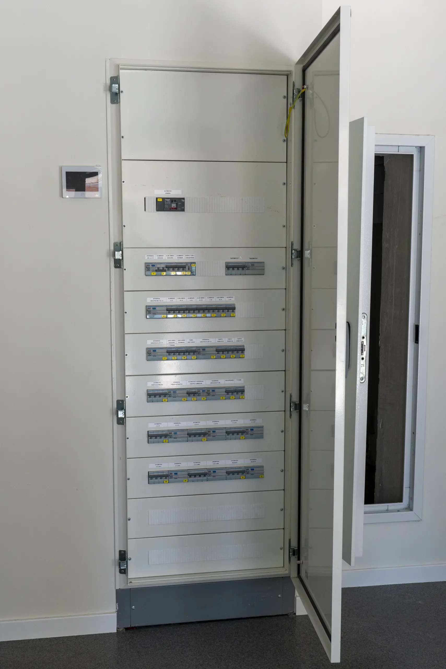 Cuadro eléctrico de la obra de rehabilitación del edificio público de Torrelodones realizada por Vivendio Grupo Aconser