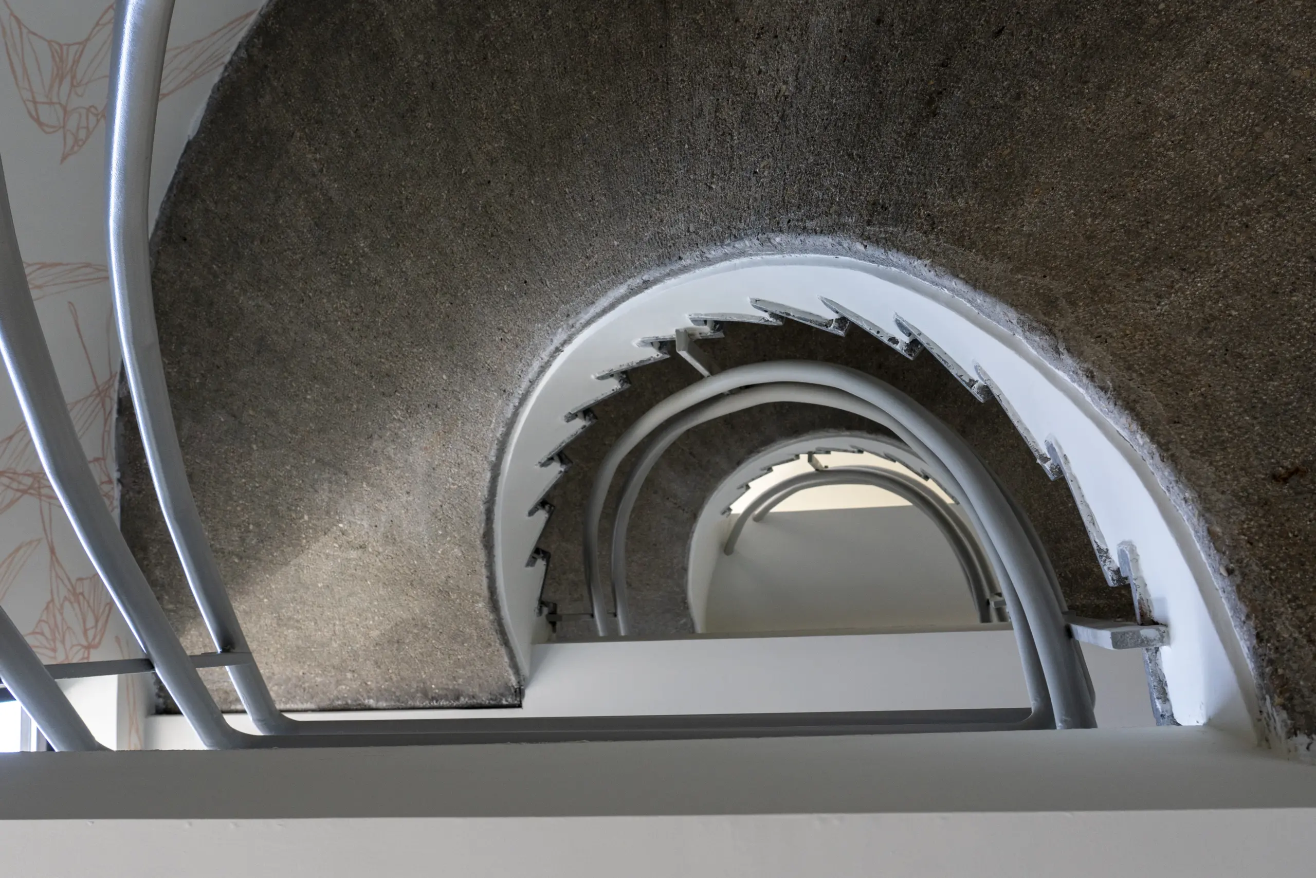 Detalle de la escalera del edificio público del Ayuntamiento de Torrelodones donde Vivendio Grupo Aconser ha realizado una rehabilitación