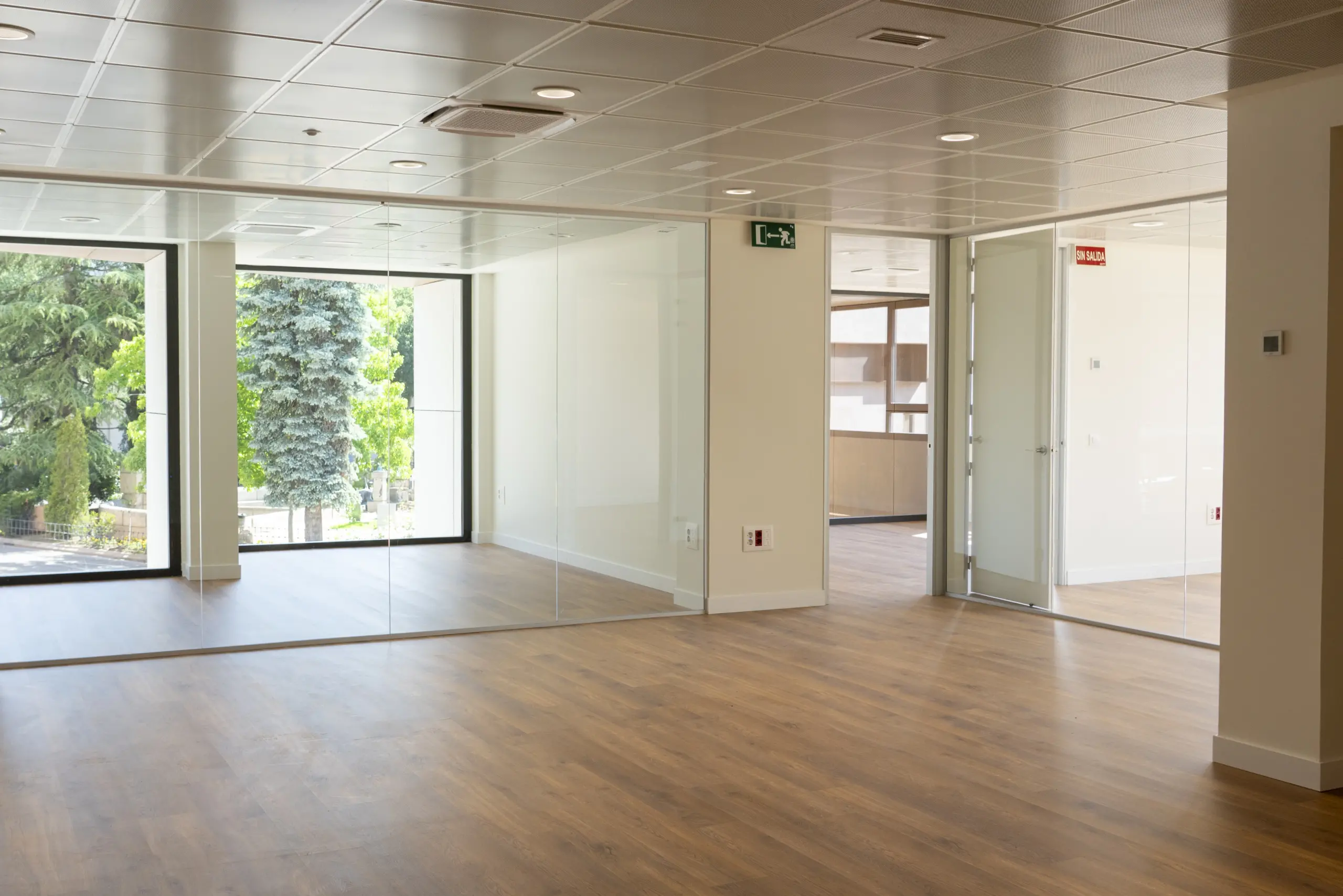 Despachos de cristal del edificio público de Torrelodones. Obra realizada por Vivendio Grupo Aconser