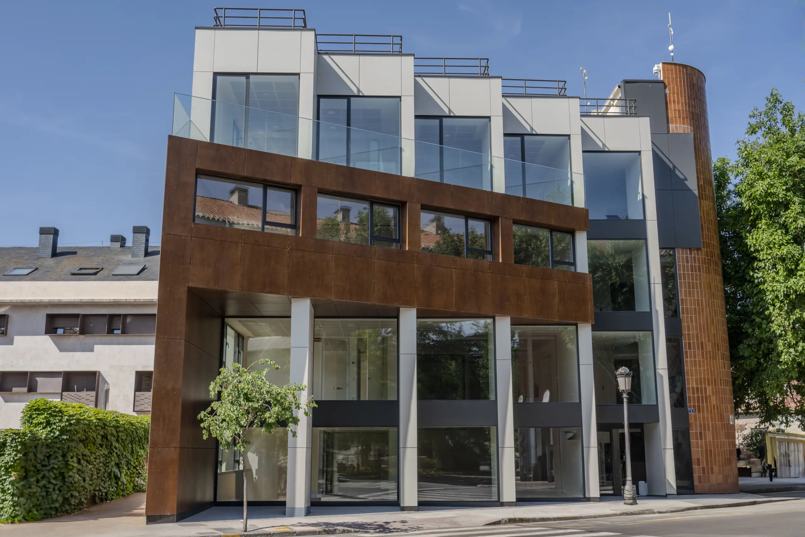 Fachada del edificio público de Torrelodones. Obra realizada por Vivendio Grupo Aconser