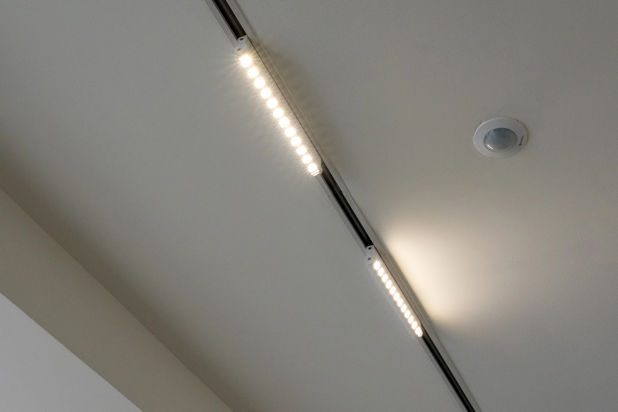 Trabajos de iluminación realizados por Vivendio Grupo Aconser en la obra del edificio público de Torrelodones