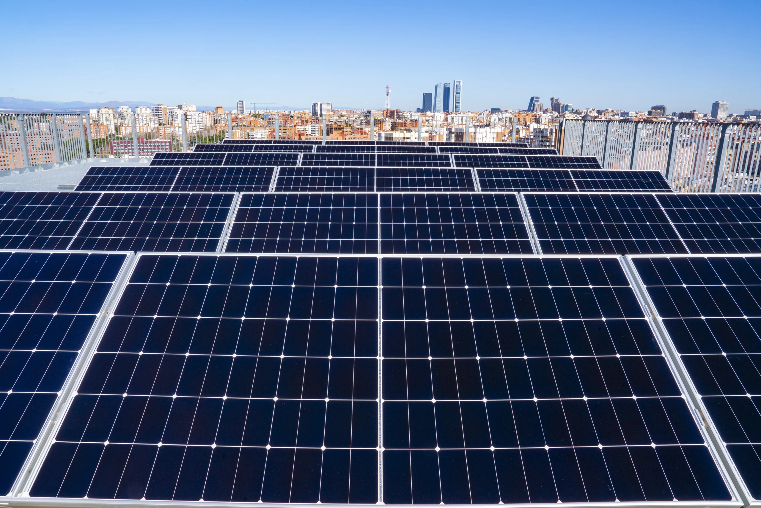 Instalación fotovoltaica realizada por Vivendio para el edificio de ISDEFE en Madrid