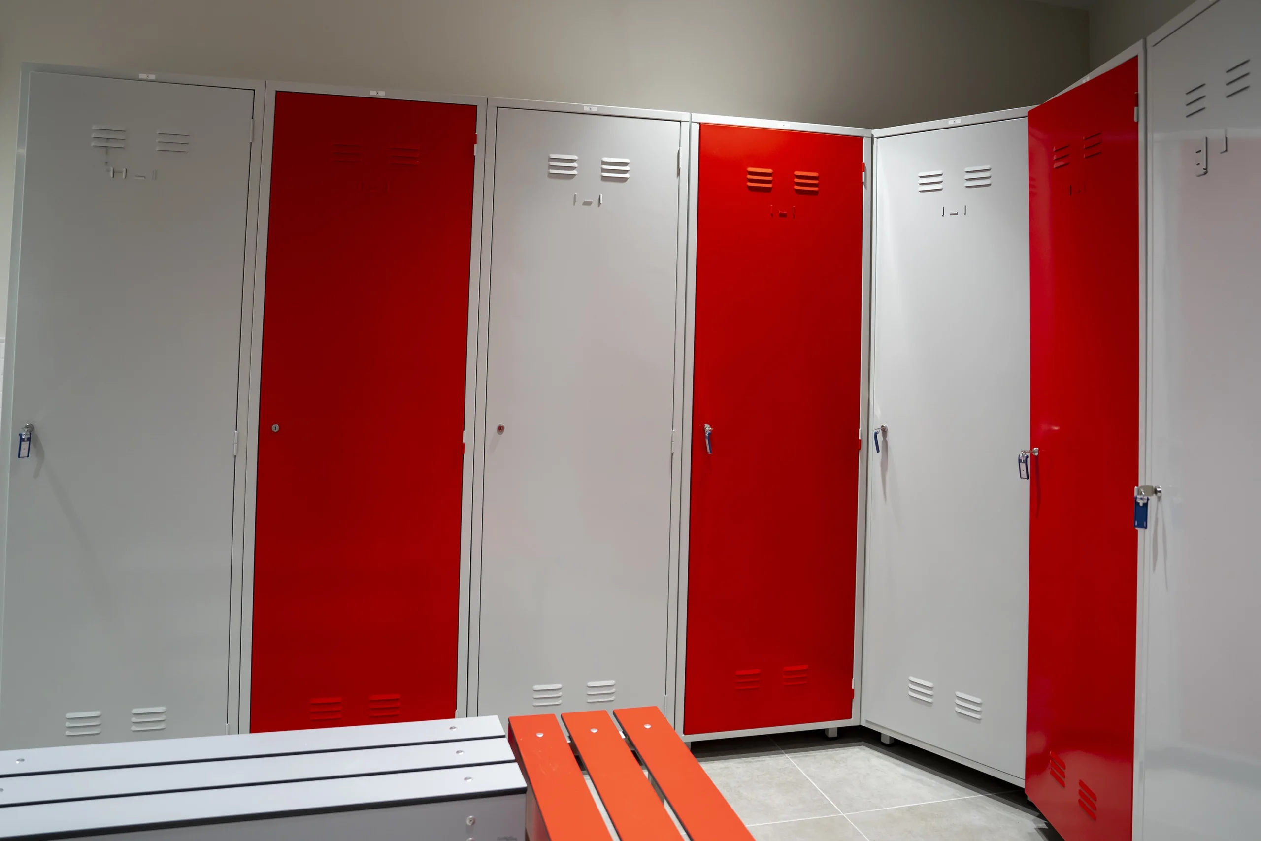 Vestuarios realizada por Vivendio para el edificio de ISDEFE en Madrid