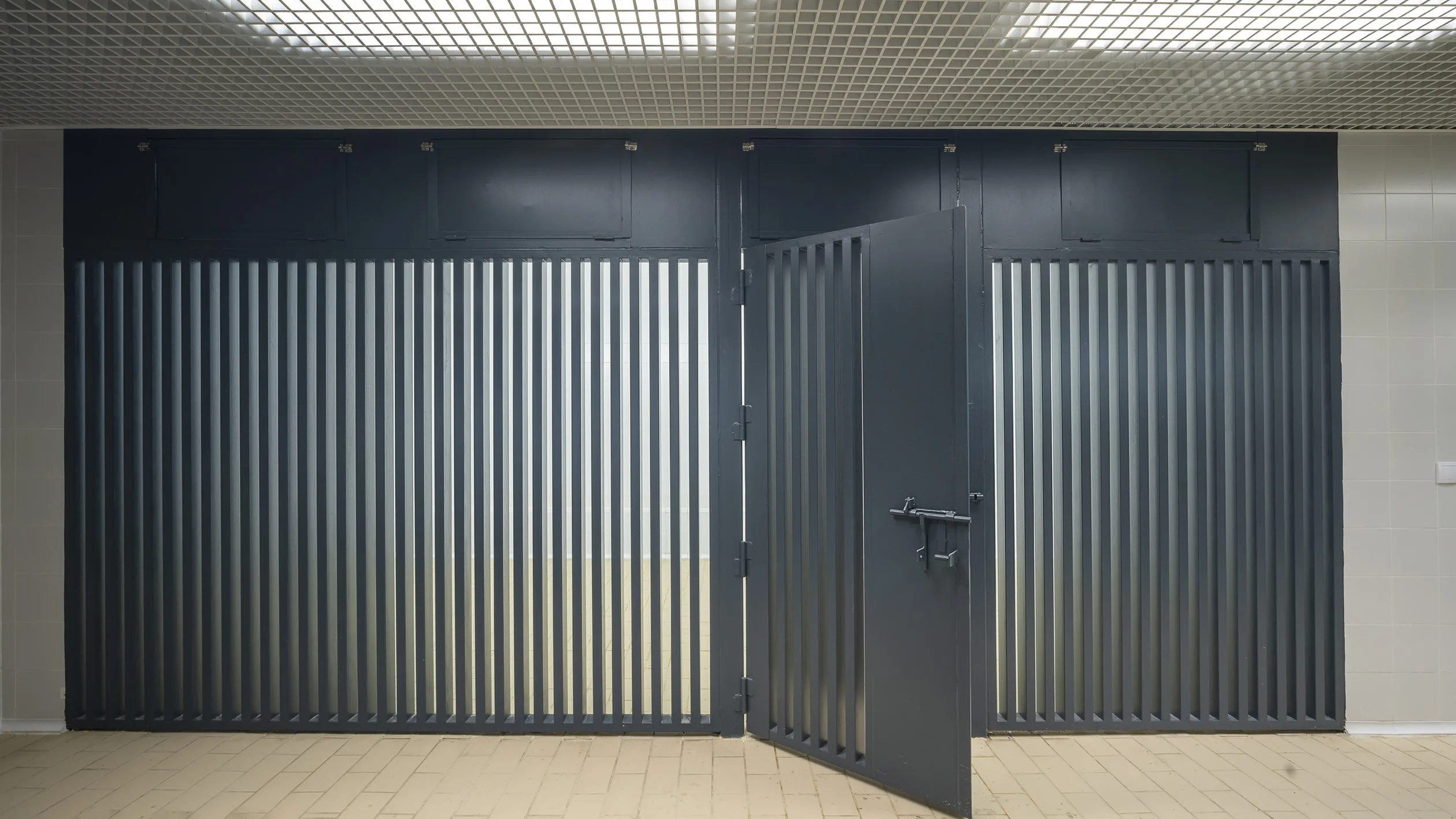 Puerta de los calabozos de la Comisaría Local de la Policía Nacional de Almendralejo