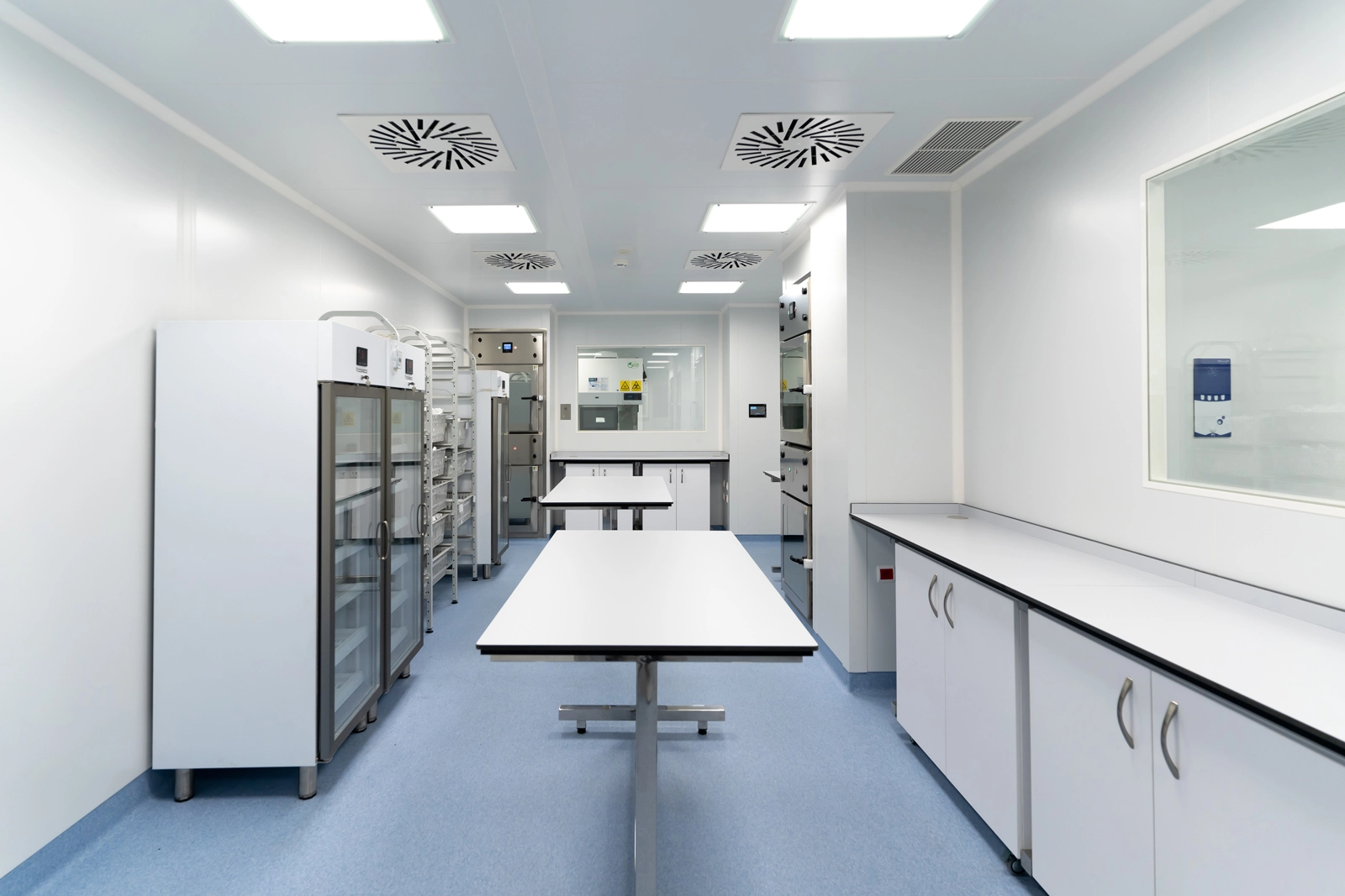 Interior de las salas blancas de la Unidad de Farmacia del Hospital Universitario San Cecilio de Granada