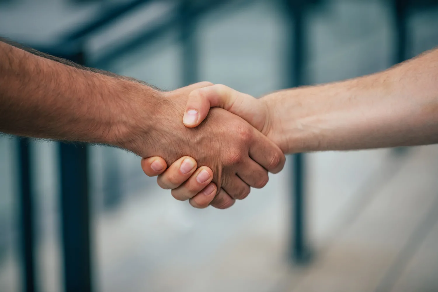 Dos manos dándose un apretón de manos
