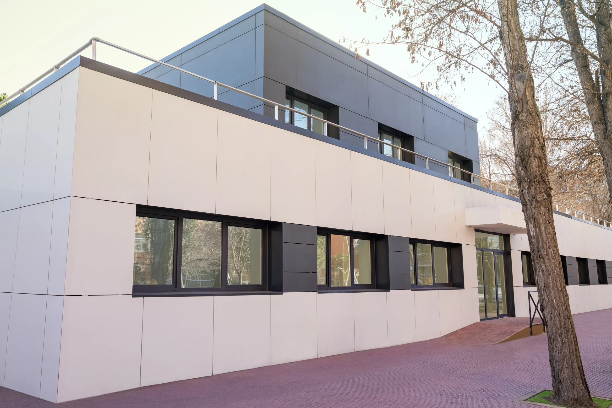 Fachada ventilada ejecutada por Vivendio en la Casa de la Juventud de Alcalá de Henares