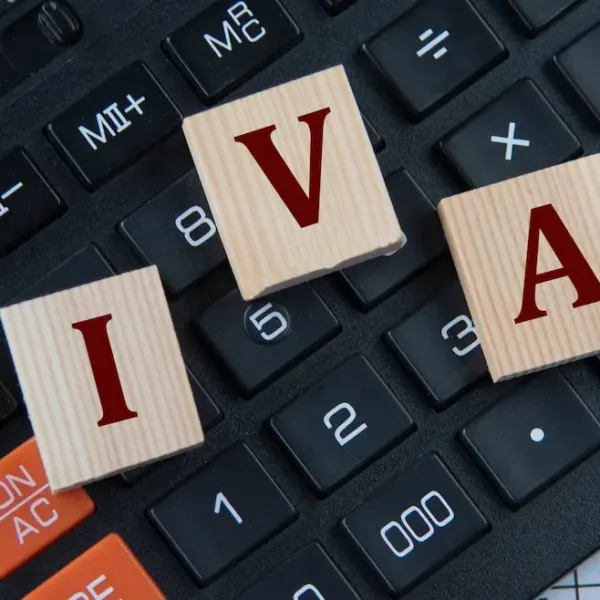 Fiscalidad de los CAE: IVA y Tributación en 2026