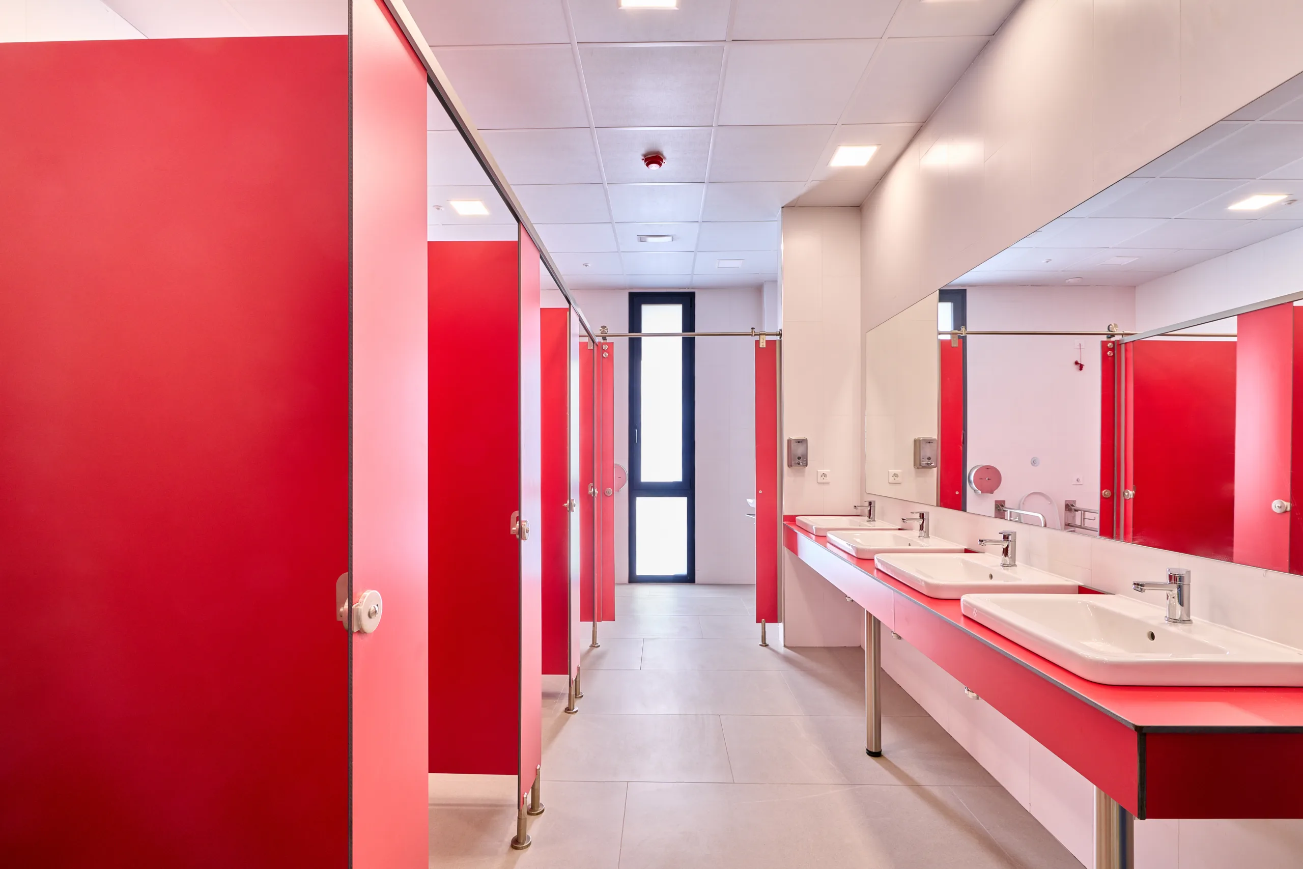 Baños rojos del CRA Los Arapiles de Aldeatejada